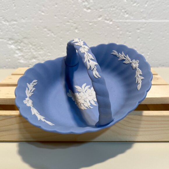 Wedgwood Blue Jasperware Floral Fluted Basket with White Motif - Picture 1 of 8